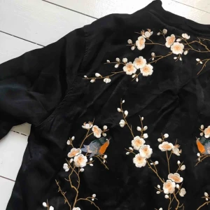  - Trendig jacka i silke från Zara i bra skick!  Vid frågor kontakta mig gärna. Köparen står för frakt på 40kr. Jackan skickas när betalningen kommit in på mitt konto. 