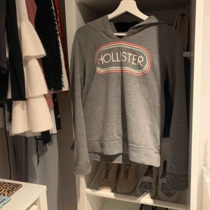  - En jättefin hoodie från hollister! Köpt för nåt år sen men inte alls mycket använd, skriv för fler bilder eller frågor💕