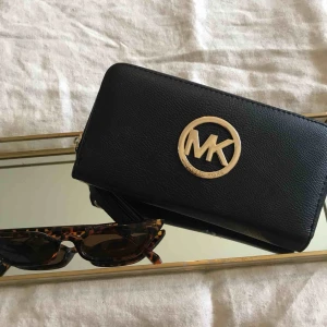 - En rymlig plånbok från Michael Kors! Otroligt fins skick! Har ingen aning om den är äkta eller inte😊 