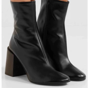  - Säljer mina underbara svarta Acne Studios saul leather ankel boots som inte längre går att köpa. Köptes förra året för för 5200 kr. Använda 2 ggr pga fel storlek. Dustbag och låda medföljer. Pruta om det känns för dyrt.  