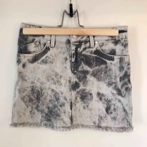  - Jeanskjol för en varm sommarkväll. Knappt använd, normal i storlek. Frakt tillkommer. 