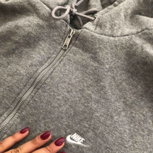  - Grå oversized hoodie fr Nike.  Strl L men jag har använt den som oversized (har damstrl. 36/38) Cond. 7/10
