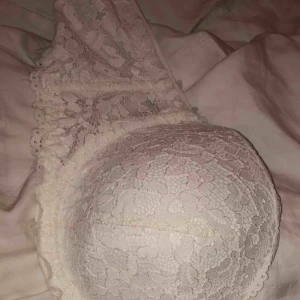  -  Jättefin strapless spets bh från Lindex! Bh-n är köpt för ungefär 2 år sedan & kostade 200kr. Endast använd 3 gånger. Säljes för att den tyvärr blivit för liten. Kan Mötas upp i Falkenberg annars står köparen för frakten på 10kr