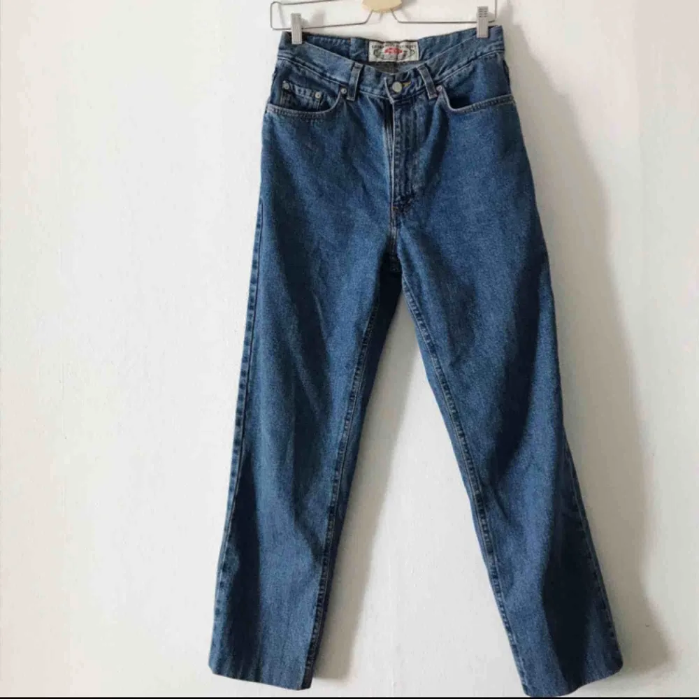 Perfekta jeansen i snyggaste blå färgen. Älskar dom men dom är tyvärr för stora för mig. Hög midja och raka ben. W30/L32.. Jeans & Byxor.