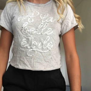  - En lite använd tröja men är i mycket fint skick Köptes för 200kr säljer för 50kr