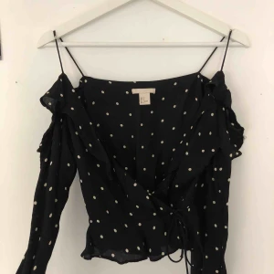  - Omlott, offshoulder blus med vita prickar och rosett o midjan, så fin!