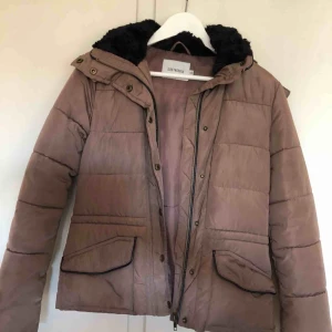  - Varm jacka som har användts ett fåtal gånger. Köptes på JC och står att det är strl xxs men jag har s och kan ha den! 