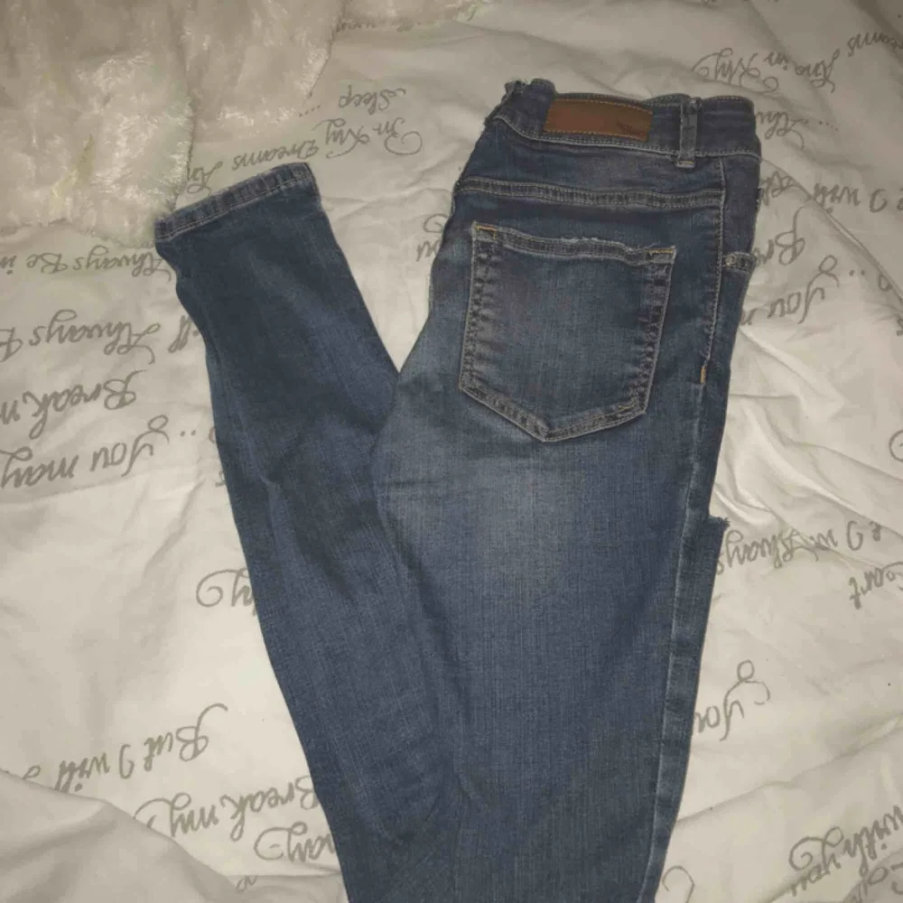 Högmidjade jeans med mycket stretch Från bikbok storlek S Har sytt en mindre midja för att slippa skärp. Formar sig fint. Jeans & Byxor.