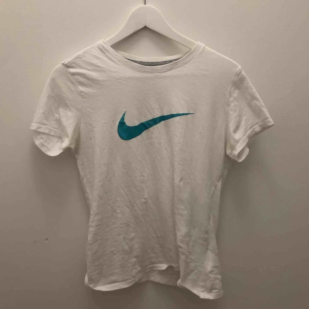 Nice Nike tröja, storlek Xs men är själv storlek S/ mer mot M, frakt i går!❗️. T-shirts.