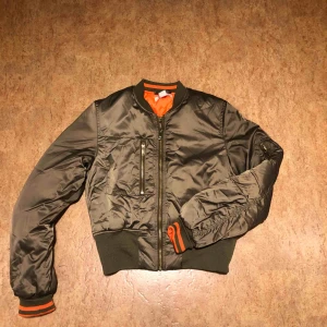  - Oanvänd kort bomberjacka i storlek 32. Mycket fint skick  Kan mötas upp i Malmö men även frakta. Köparen står för frakten :) 