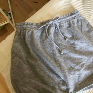  - ⭐️Jätteskön och snygg mjukiskjol från Bikbok. Funkar lika bra till en myskväll som till finare tillfällen. Köpt för något år sen men använd kke 3-4 gånger. Tar även swish⭐️