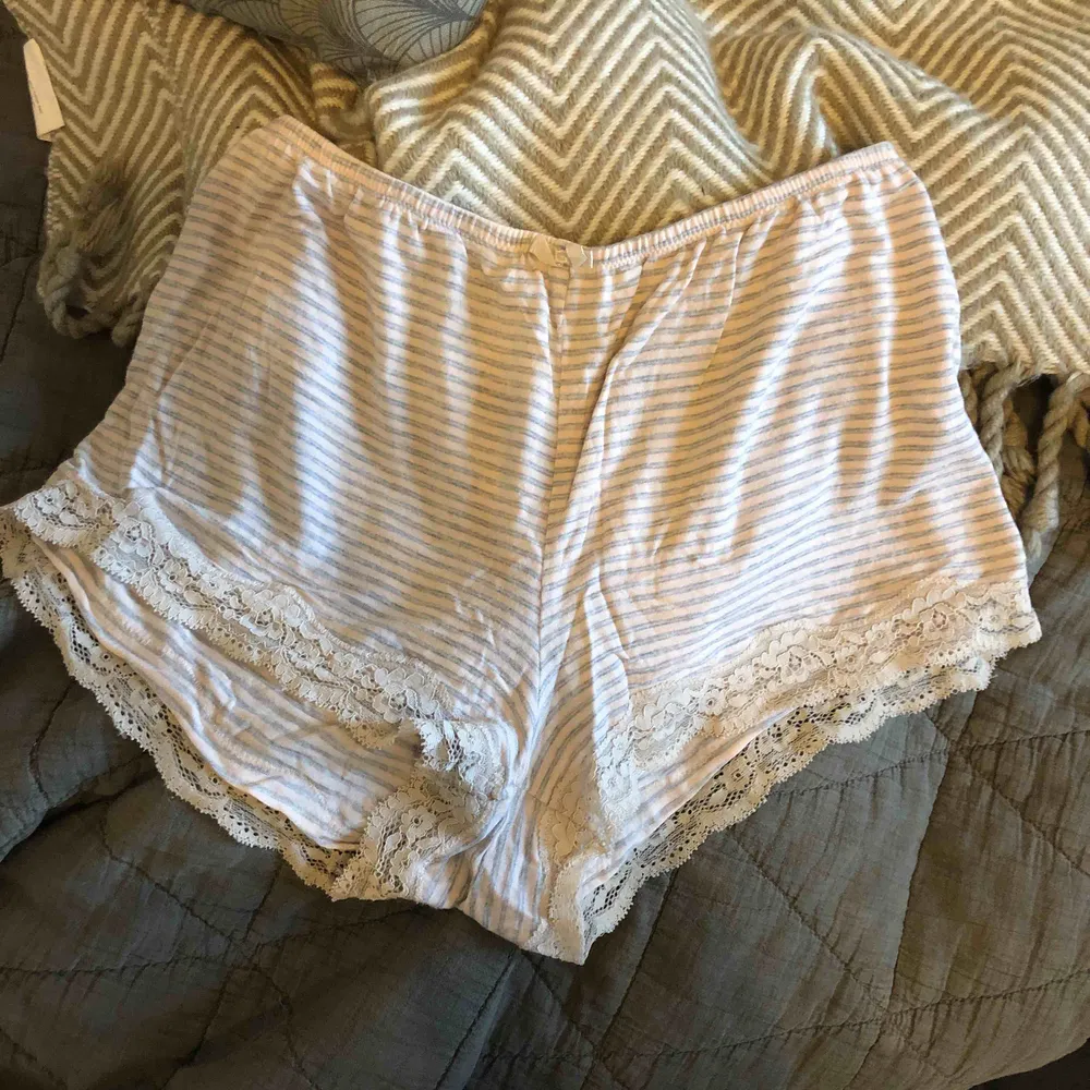 Säljer mina pyjamas shorts från Hunkemöller i strl S.  Sparsamt använda och i ett super skönt tyg.  Köparen står för frakten och betalning sker via swish. . Shorts.