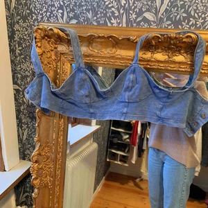  - En cool topp som är i ett stretch jeans tyg. Jag använder denna aldrig pga det är inte min stil. Köparen står för frakten.