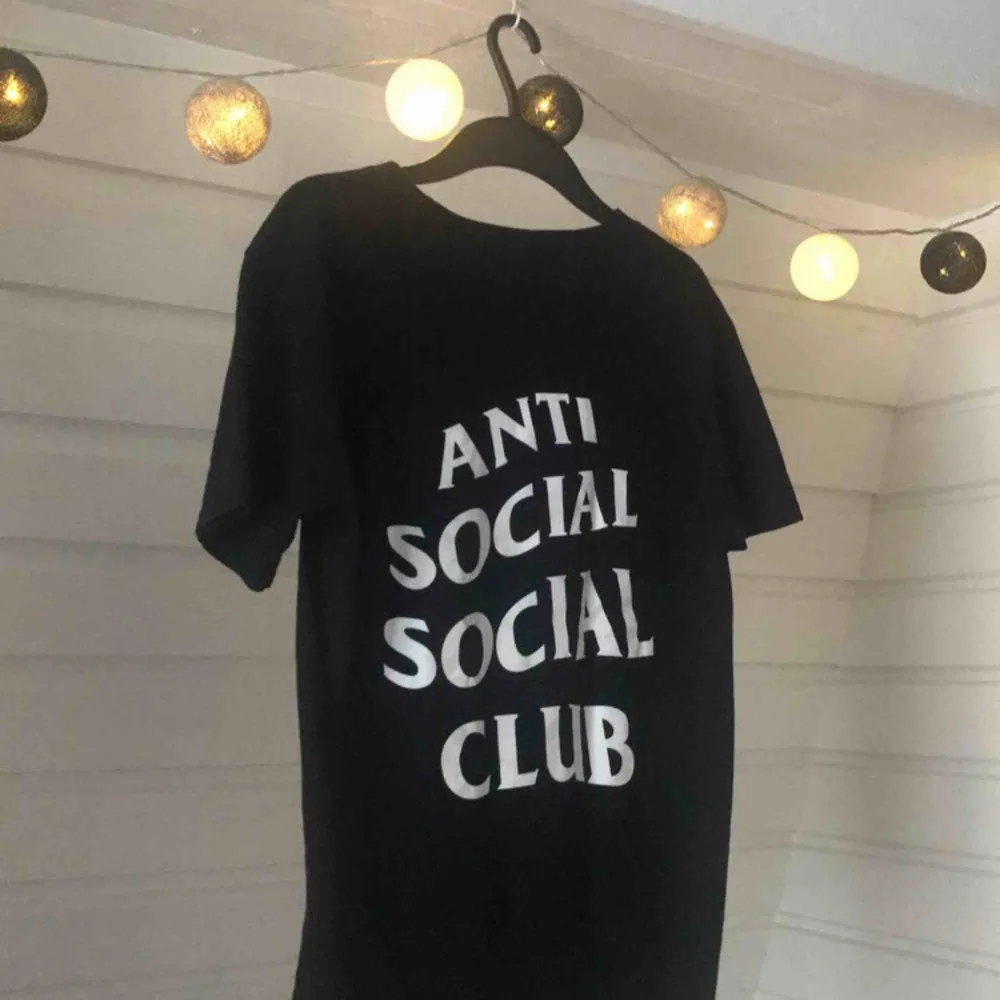 ANTI SOCIAL SOCIAL CLUB, still relevant🙏🏼 skitsnygg om man har den knuten eller som oversized! Antingen 50kr i frakt eller gratis frakt vid köp av 2 eller fler plagg! Blir det fler intresserade så kan det bli bud🙋🏼‍♀️. T-shirts.