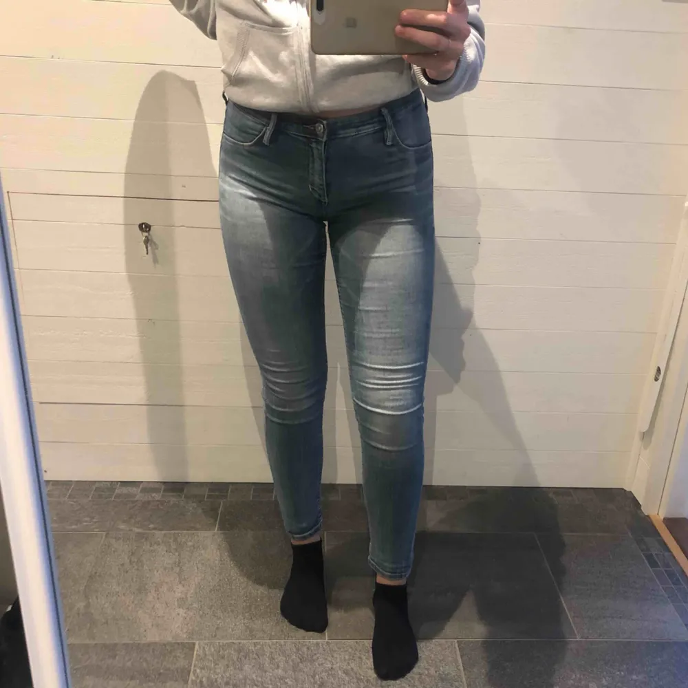 Ljusblåa jeans från Kappahl strl 158 men skulle säga att dom är som XS. Dom passar perfekt i längden för mig som är 167cm, materialet är lite stretchigt, kontakta mig för fler bilder, frakten ligger på 59kr. Jeans & Byxor.