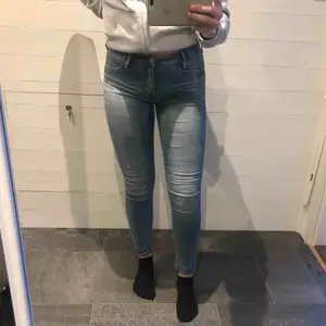 Ljusblåa jeans från Kappahl strl 158 men skulle säga att dom är som XS. Dom passar perfekt i längden för mig som är 167cm, materialet är lite stretchigt, kontakta mig för fler bilder, frakten ligger på 59kr