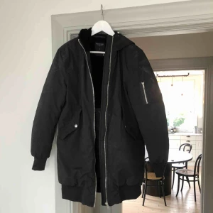  - Helt ny! Dunjacka i längre bomberjacka-modell. Varm och kan användas hela vintern 