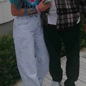  - Säljer mina byxor från pull&bear🦋 Har använt dom ca 2 gånger så dom e i bra skick! Frakt tillkommer👖👠