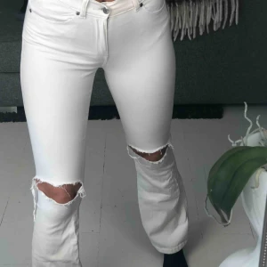  - Ett par vita bootcut jeans med hål på knäna från Dr.Denim! Dm vid intresse 🥰