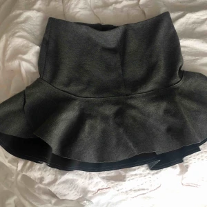  - Vippig höstkjol passar perfekt till strumpbyxor