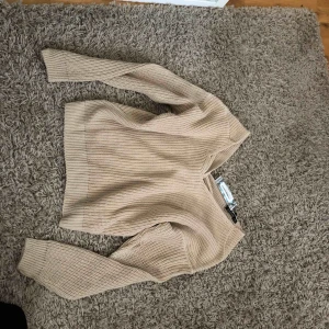  - Ny tröja, använt några ggr men har för många tröjor. Nypris 300kr, säljer för 120kr + frakt!! 