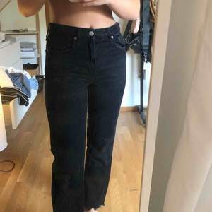 Svarta jeans i rak modell från Zara, ganska lågmidjade 