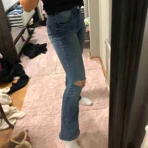  - Blå bootcut med hål jag själv klippt från HM. Fraktar för 66:-. Typ perfekta bootcut brallan