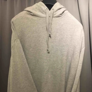  - Cool och snygg hoddie från nakd, helt oanvänd!! (oversized) 😆⚡️ Utsvängd i armarna och nertill, kom privat för tydligare bild. 🤟🏼💜 Kan gå ner i pris vid snabbaffär!