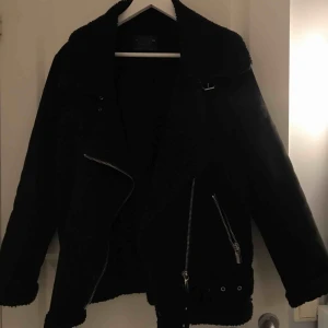  - Jag säljer en svart väldigt trendig vinterjacka från crocker i storlek XXS men den är stor i modellen. Jackan är köpt för 1299kr 