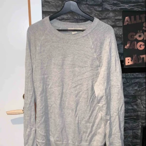  - Långärmad tunn tröja köpt på HM. Köparen står för frakten. 