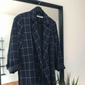  - Skitsnygg blazer i vitt och mörkblått Fin passform men använder inte den 
