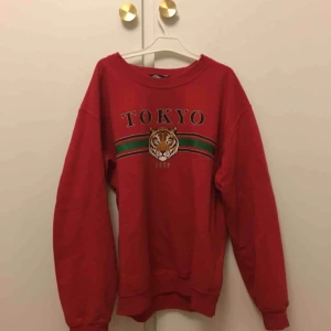 - Röd sweatshirt från JFR. Ganska stor i storleken så kan möjligtvis passa M också. 