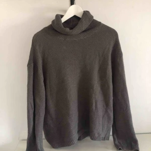  - Skön tjocktröja!  Kunden betalar för frakten själv💖