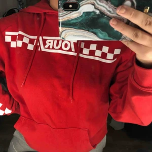  - Säljer min super fina Justin Bieber hoodie  Sparsamt använd och i bra skick och den är en oversized så den passar XS-M beroende på hur man vill att den ska sitta  Köparen står för frakten 