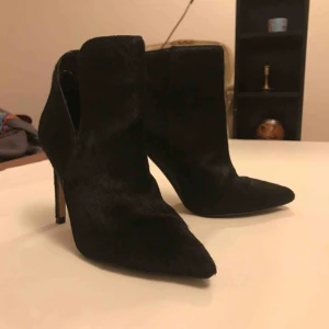  - Zara shoes leather. Skin med päls. Nästan heeelt nya!!  Aldrig använda ute.   Helt supreme 