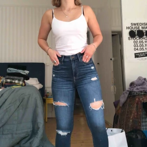  - As fina byxor som är slimfit har superfina slitningar från hollister, inte så använda som nya i skick väldigt stretchiga