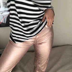  - Supercoola ROSÉfärgade metalliska byxor. I strl W28 L32, sitter som en S! Nyligen inköpta för 520kr, endast använda en gång. I helt nyskick!💫💫