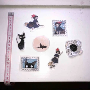  - 🌸 7 st klistermärken med motiv på Kicki från filmen Kickis Expressbud, jättefina att t.ex. sätta på datorn/mobilen, eller på ett block 🌸 20 kr + 9 kr frakt 