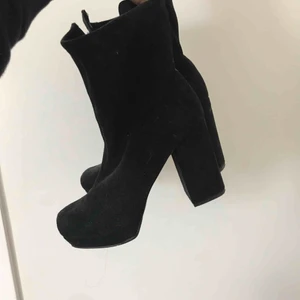  - Svarta fake mocka platå klack stövlar från urban outfitters. Nypris 950kr använda två gånger