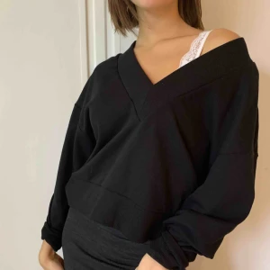  - Svart oversized tjockare tröja! Använd en/två gånger:) Köparen står för frakt