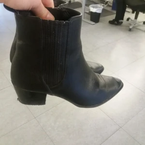  - svarta boots , nypris 399 från HM ! fint skick 