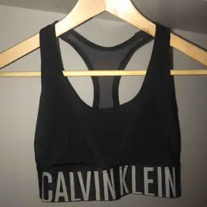 Calvin Klein sport-bh storlek S.  Bra skick . Frakt betalas separat av köparen✨ Finns möjlighet att mötas i Stockholm ♻️