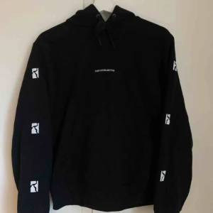  - Supersnygg hoodie, bra passform från poetic. Hade gärna haft kvar den, men då jag och mitt ex köpte likadana har jag nu bestämt mig för att sälja🙃Använd typ 6ggr, så fortfarande i nyskick!Köpt för 700 men säljer för 350🥰