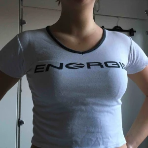  - T-shirt med tryck, avklippta armar