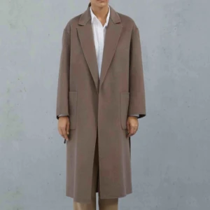  - Kappa från zara i storlek M mullvads brun färg. HELT NY. Passar en S också om man vill ha lite oversize. Avtagbart skärp i midjan! Köparen står för frakt