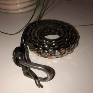  - Skärp från märket Saddler, 80 cm. Använd flertal gånger men alla nitar sitter kvar. Frakt tillkommer