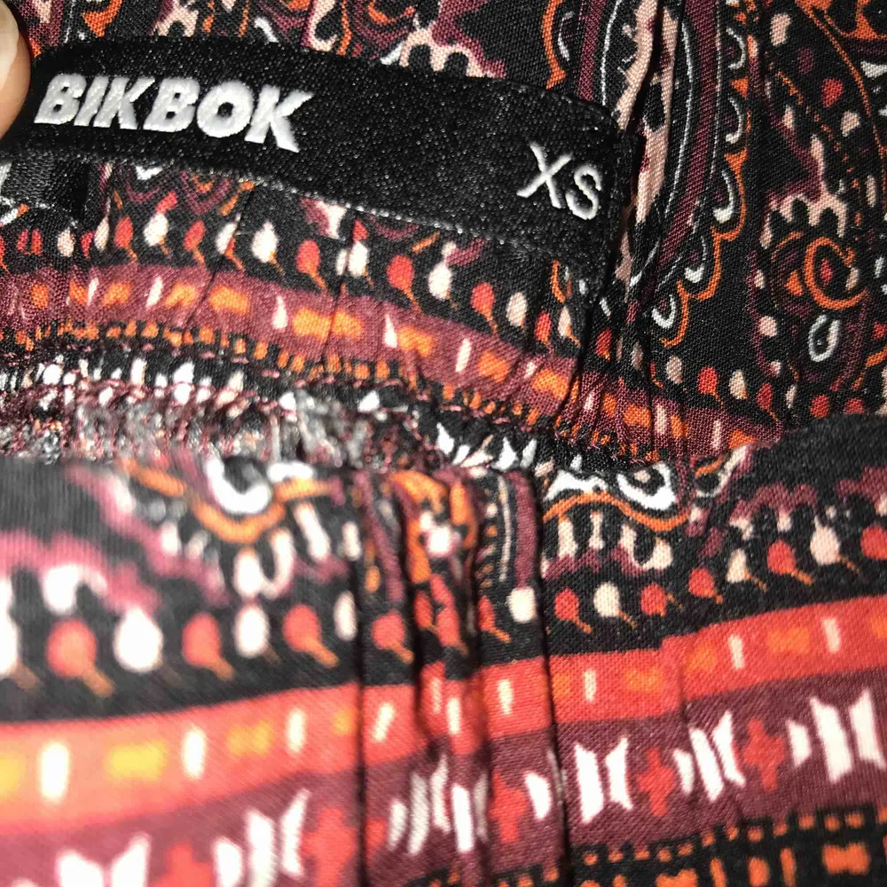 Sköna byxor från BikBok . Jeans & Byxor.