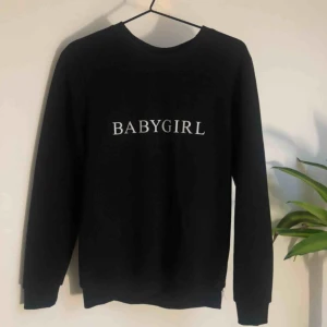  - Svart tröja med tryck 