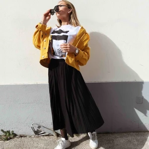  - Oversized gul jeansjacka den Weekday! Storlek XS men jag skulle säga att den är större än så. Köpare står för frakt! 