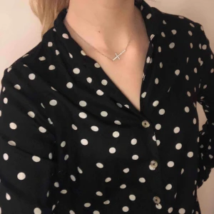  - Prickig blus från Lindex. Knappt använd. Möts upp i Stockholm.